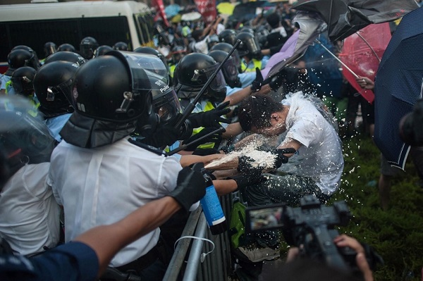 Столкновения полиции и демонстрантов в Гонконге: 48 пострадавших